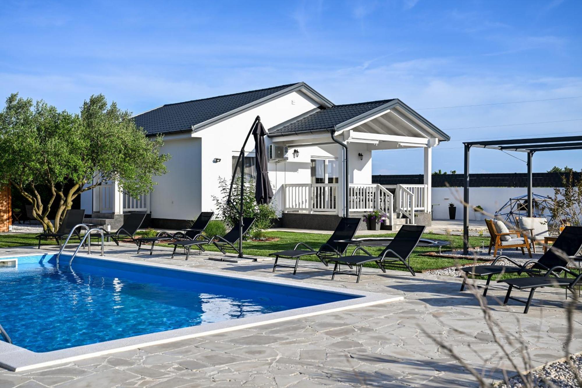 Holiday Home Aprilis With Pool, Jacuzzi And Sauna Galovac  Екстериор снимка