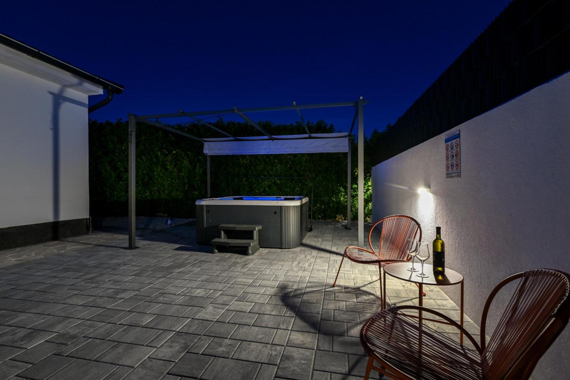 Holiday Home Aprilis With Pool, Jacuzzi And Sauna Galovac  Екстериор снимка