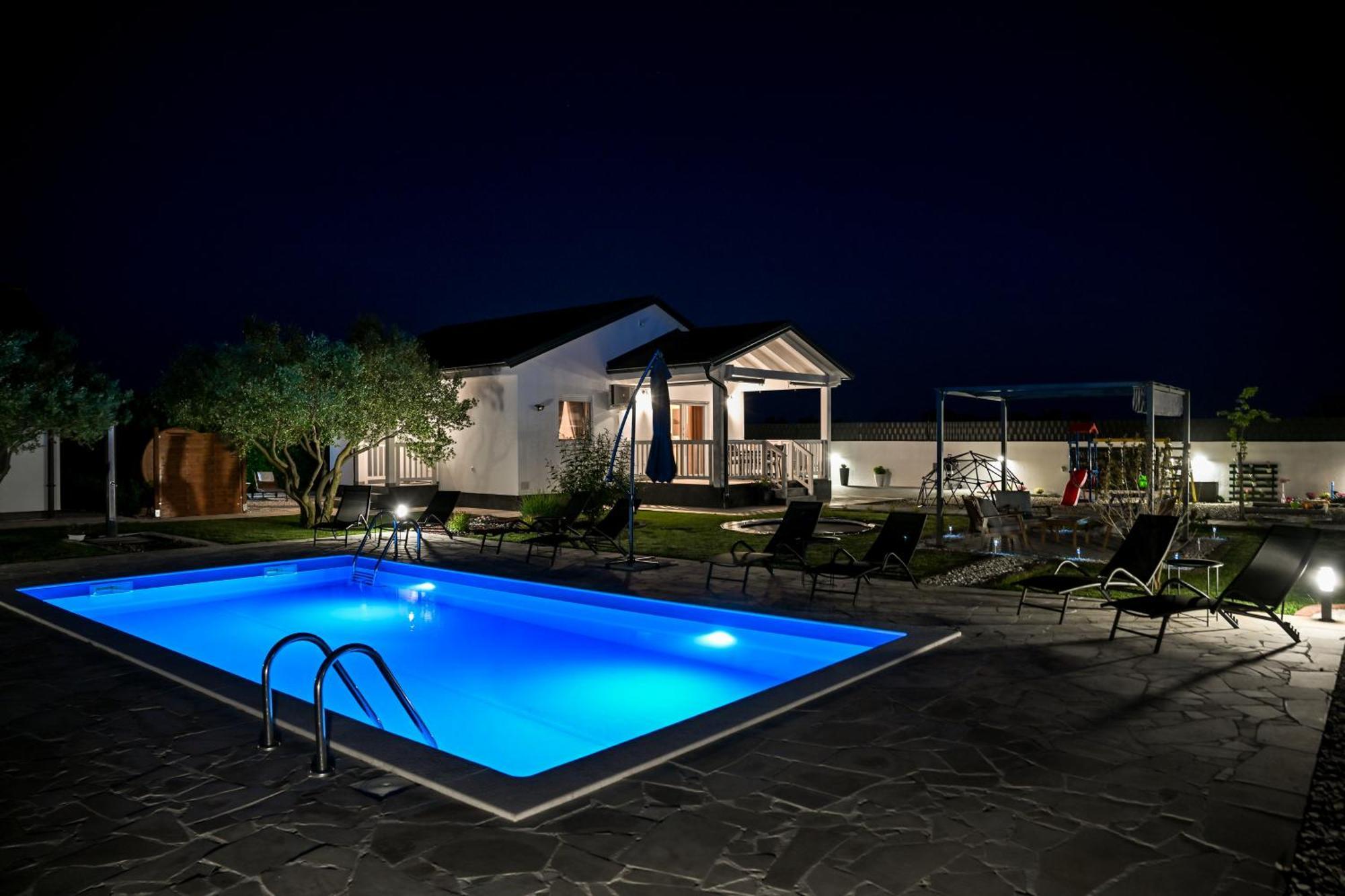 Holiday Home Aprilis With Pool, Jacuzzi And Sauna Galovac  Екстериор снимка