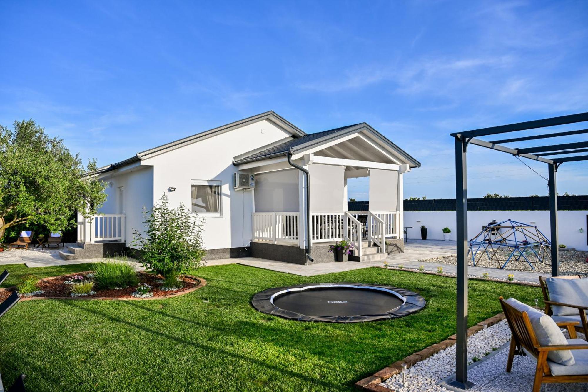 Holiday Home Aprilis With Pool, Jacuzzi And Sauna Galovac  Екстериор снимка