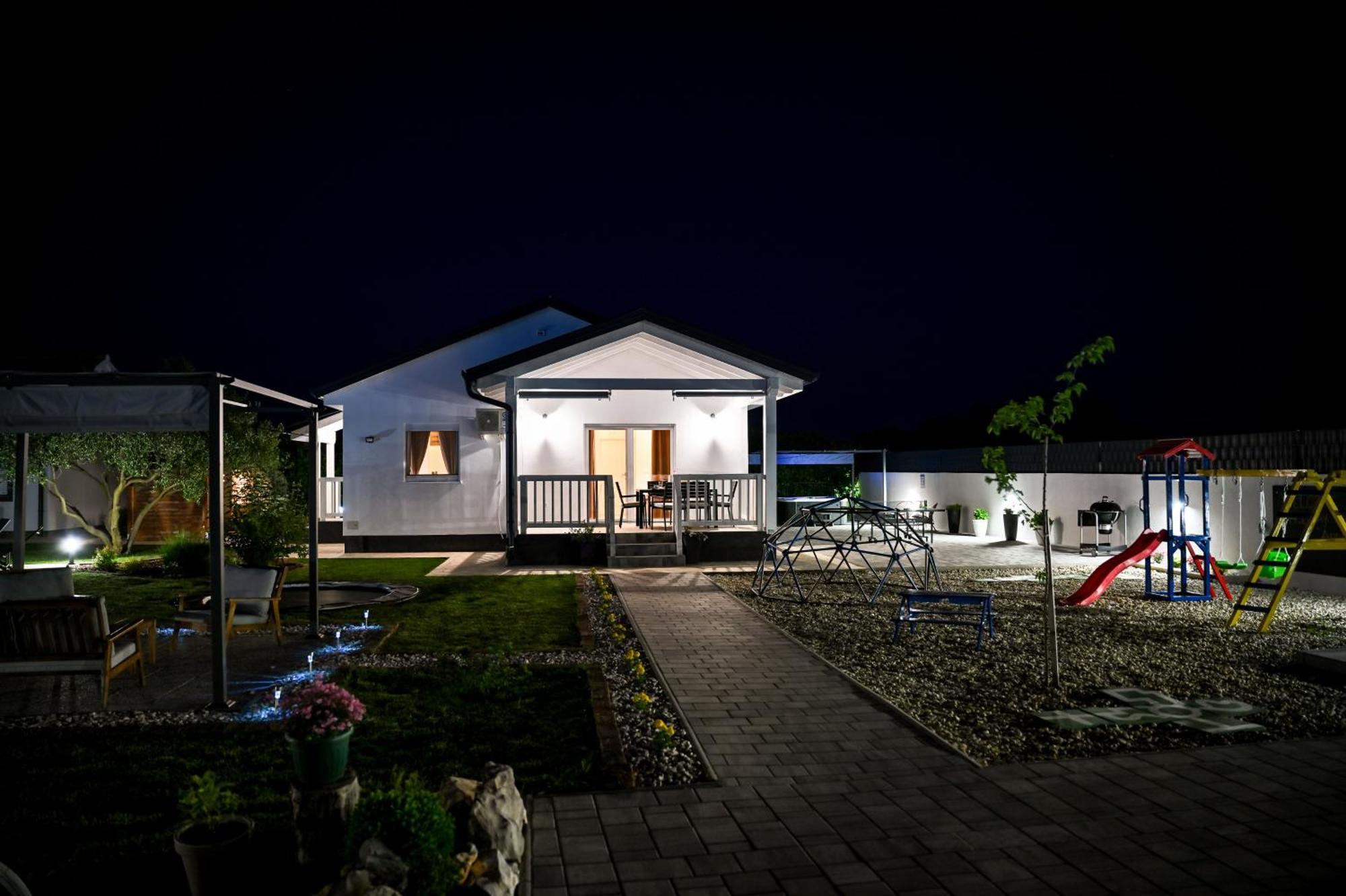 Holiday Home Aprilis With Pool, Jacuzzi And Sauna Galovac  Екстериор снимка